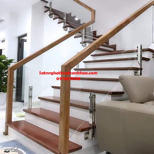 Thiết kế cầu thang có phần lan can bằng kính kết hợp gỗ và các vật liệu khác
